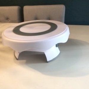 ADJUSTABLE TURNTABLE FOR DECORATING CAKES, CUPCAKES AND MORE.